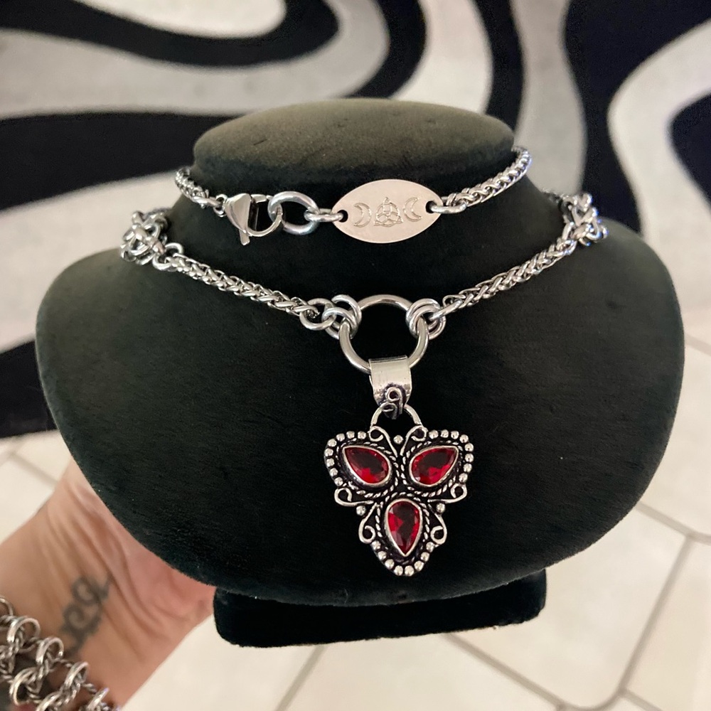 925 sterling silver overlay red garnet triangle Celtic knot maille necklace - Picture 11 of 13